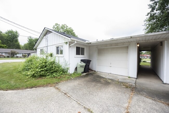 Building Photo - 512 Sprague Rd