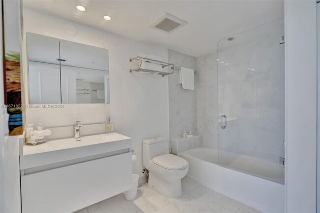 Building Photo - 16699 Collins Ave