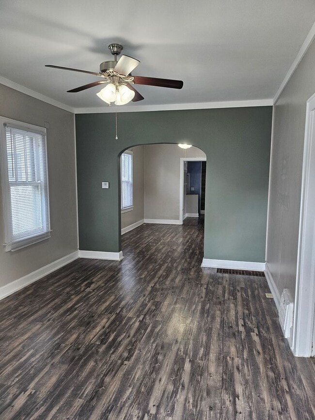 Building Photo - 2 bed one bath house with fenced in backyard