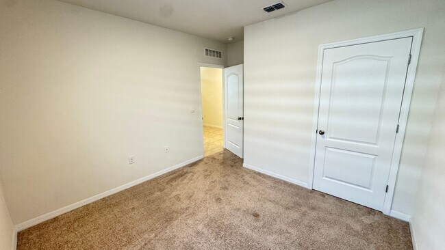 Building Photo - Available NOW! Spacious 4BD/2BA Haven in Villages at Harmony – Your Dream Home Awaits! WASHER & D...
