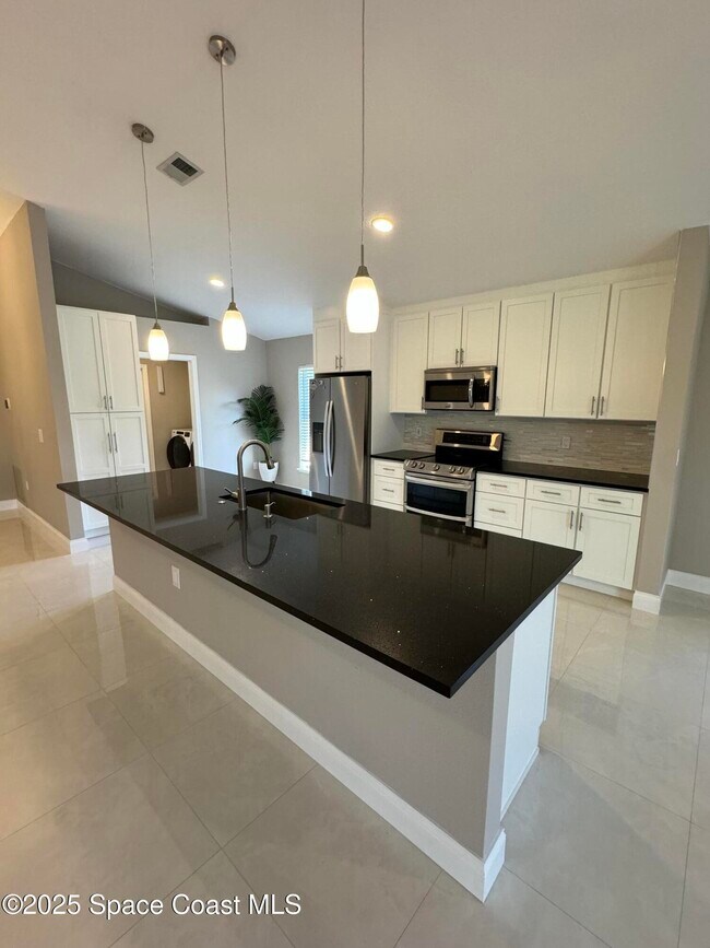Building Photo - 1370 Berryhill Dr
