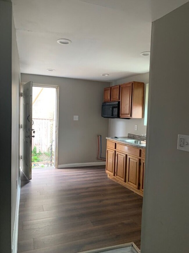 Building Photo - 2231 Ann St