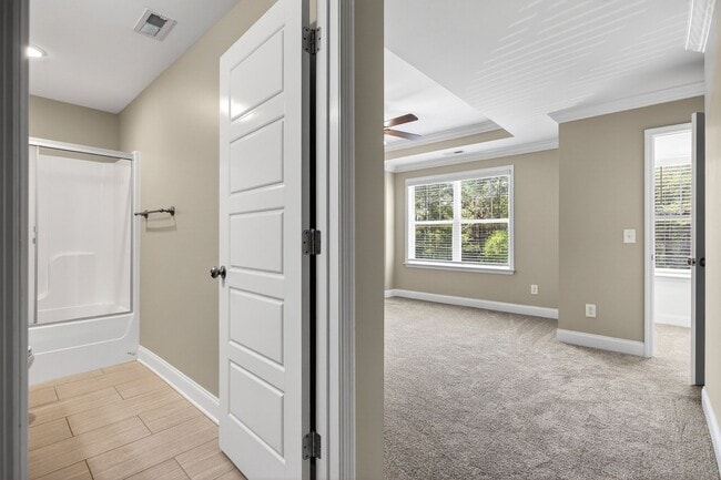 Building Photo - Luxury Size Townhome