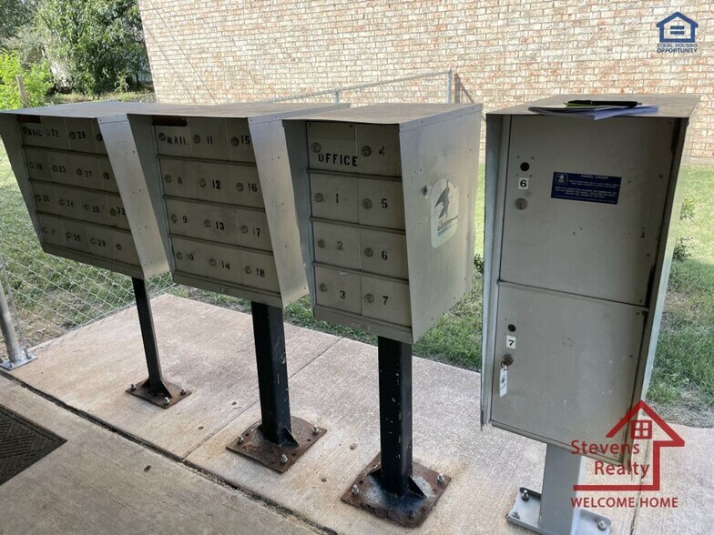 Building Photo - 1502 NW Kingsbury Ave