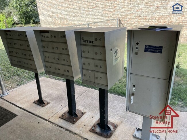 Building Photo - 1502 NW Kingsbury Ave