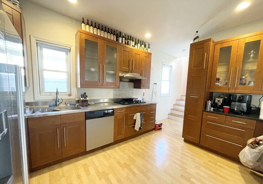 Building Photo - 7 Iroquois St