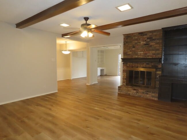 Building Photo - Expansive 3/2 Home in Tyler w/Additional Den and Living Room!