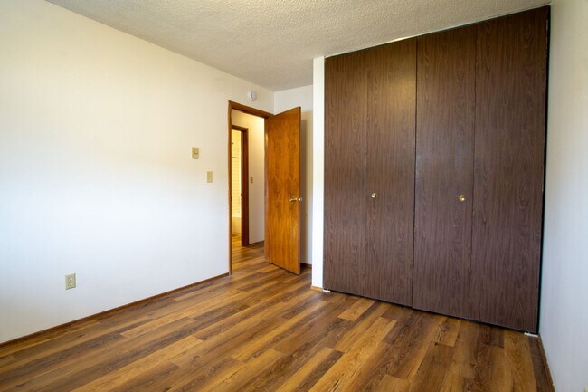Building Photo - FREE RENT HERE! Close in NE-2 Bedroom, 1.5 Bath Ready Now!