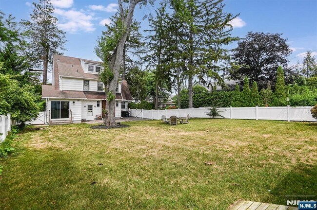 Building Photo - 669 Doremus Ave