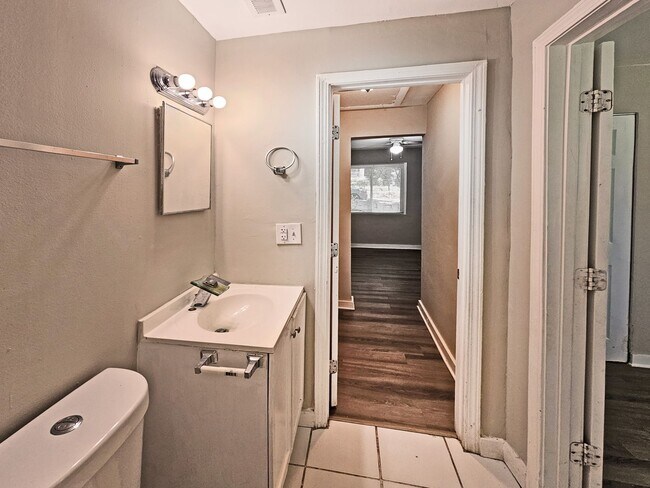 Building Photo - 2/1 Duplex Near Hank Aaron Dr - Housing Vo...