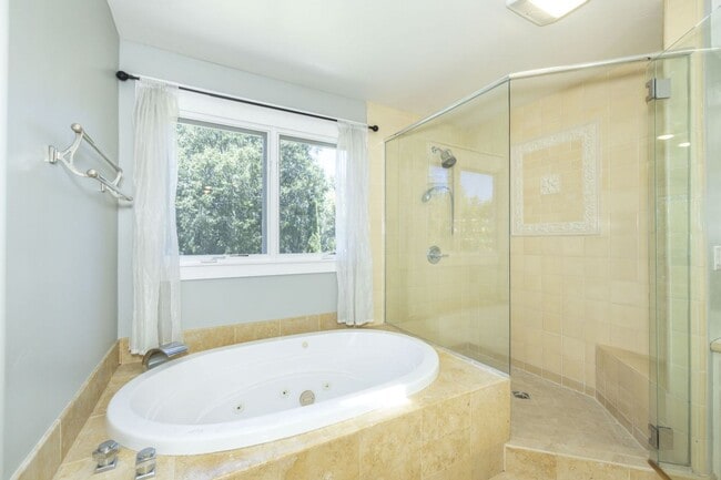 Building Photo - Lovingly Maintained 5 Bed, 3.5 Bath Execut...