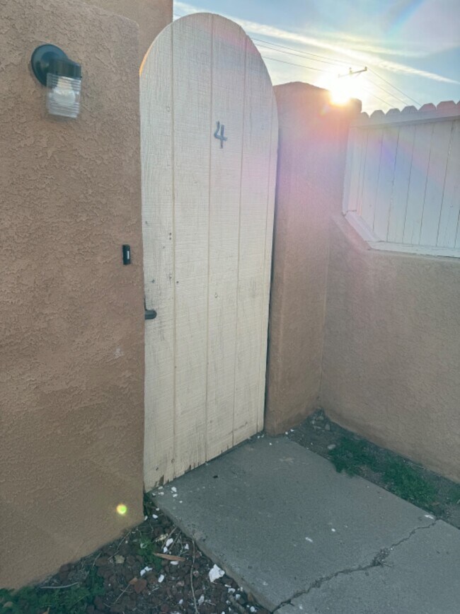 Building Photo - 936 San Pedro Dr SE