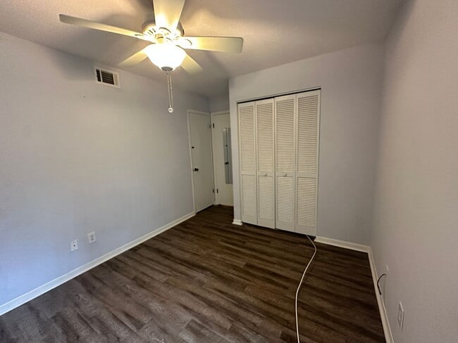 Building Photo - Woodhaven 1st Floor end unit