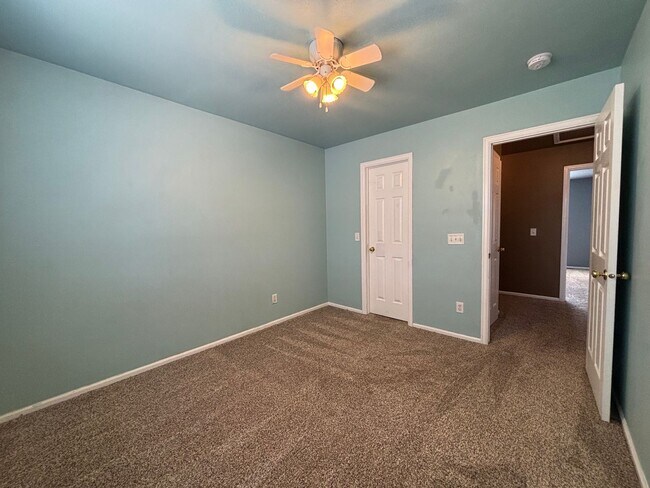 Building Photo - 3 bed, 2 1/2 bath single family home avail...