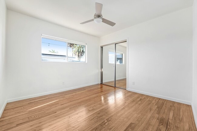 Building Photo - This upstairs 2 bed / 1 bath apartment in Echo Park is now available - With parking and in-unit l...