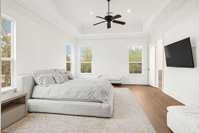 Building Photo - 2706 Tudor Manor