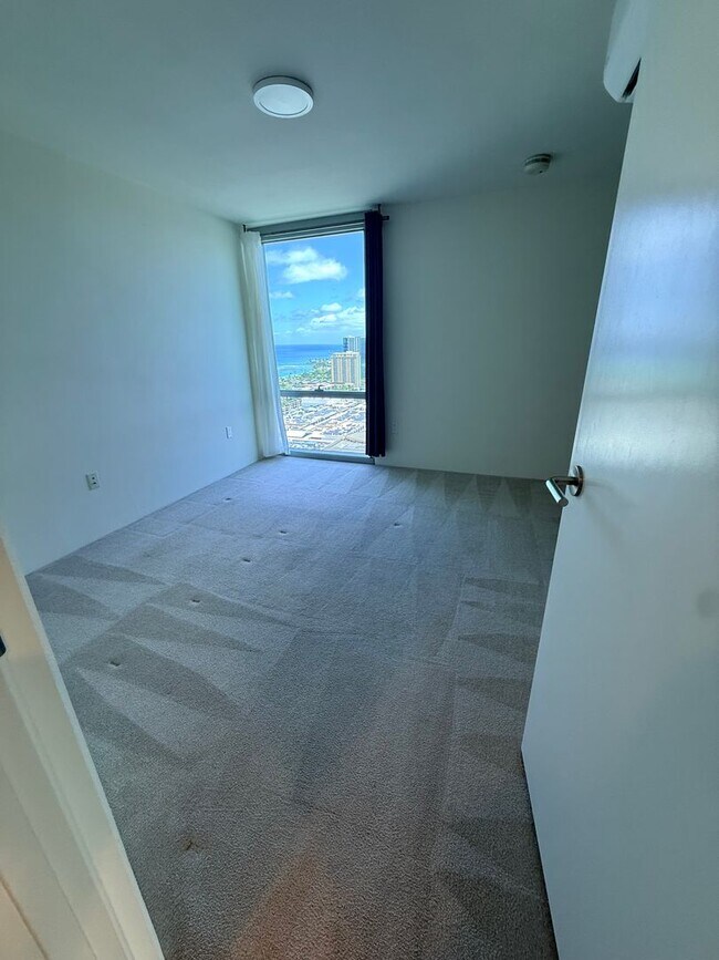 Building Photo - Prime Location- Kapiolani Residence 43d floor- Great views!
