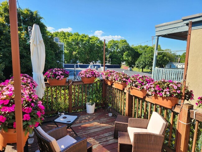 Building Photo - Versatile Top Floor 2 Bd 1 Bath With Offic...