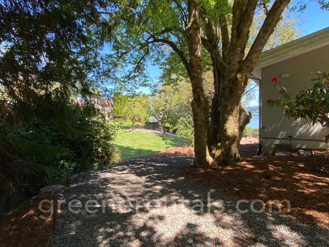Building Photo - Cooper Point Daylight Basement ADU with Wa...