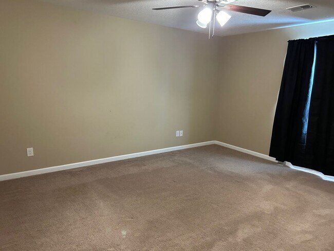 Building Photo - 3 Bedroom/2.5 Bath Home Kingsport, TN