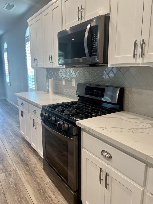 Building Photo - 233 Karen Ave