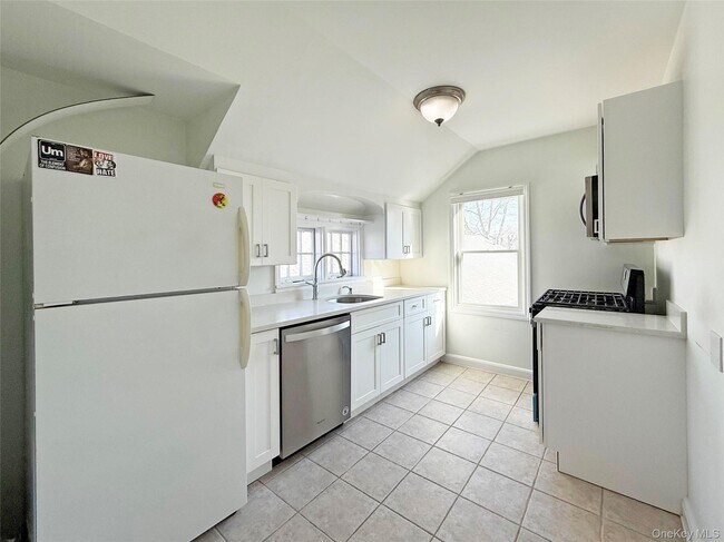 Building Photo - 495 Montauk Hwy