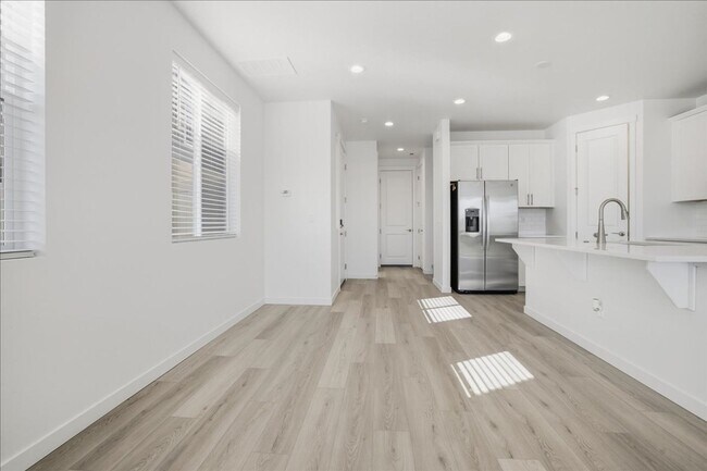 Building Photo - Brand new 3 bed 2.5 bath townhouse