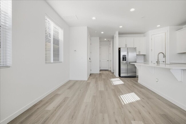 Building Photo - BRAND NEW LARGE 3 Bed 2.5 Bath Townhouse