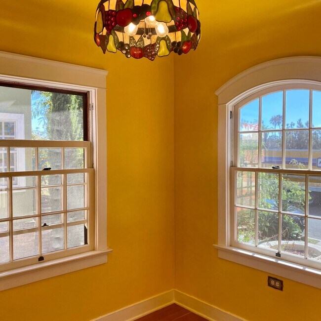 Building Photo - CHARMING! BACKYARD OASIS! REAL HARDWOOD FLOORS! FULL SIZED WASHER/DRYER! OFF OF ADAMS AVE!