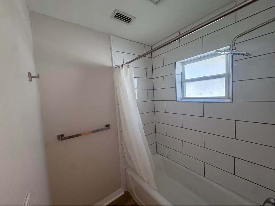 Building Photo - 5547 Kingswood Dr