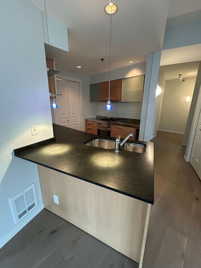 Building Photo - Ellington ~ Belltown Condo