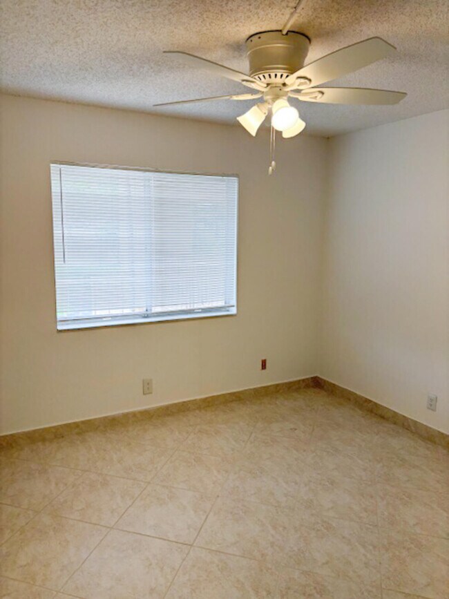 Building Photo - 6935 Huntington Ln