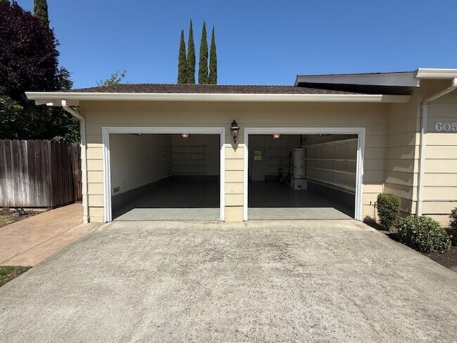 Building Photo - Massive 4-Bedroom home in Quiet Green Vall...