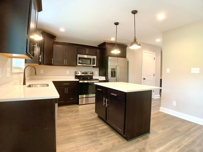 Building Photo - 733 Banister Dr