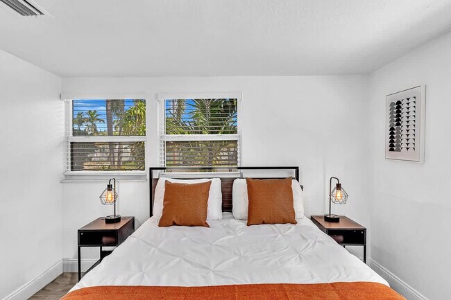 Building Photo - 1568 NE 35th St