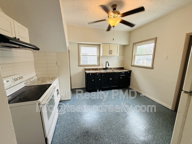 Building Photo - 2115 W 105th St
