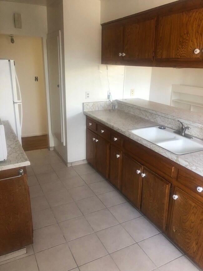 Kitchen - 945 E Grand Ave