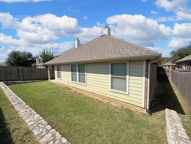 Building Photo - Beautiful, spacious 3B/2B home near the lake