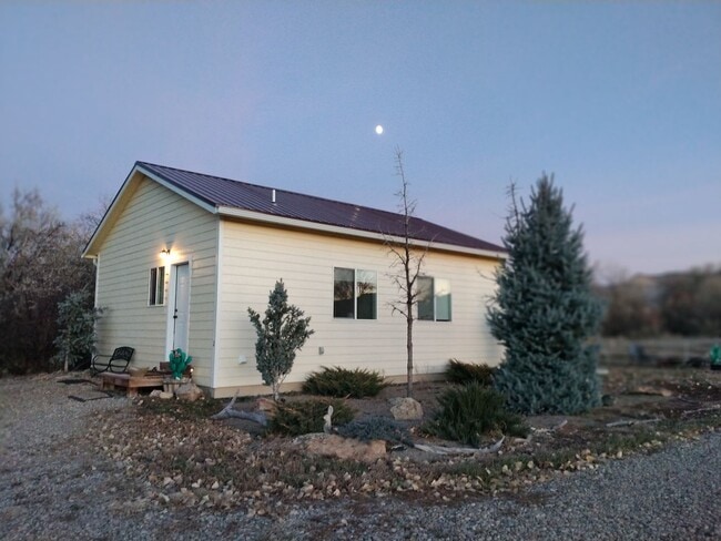 Building Photo - Cabin Style Home - Fully Furnished includes utilities