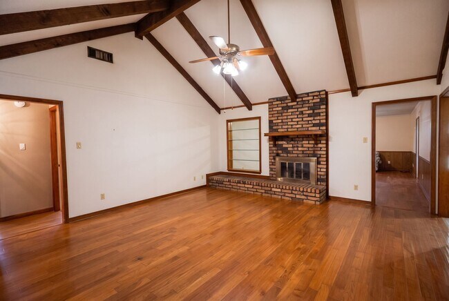 Building Photo - 507 Parklane Dr