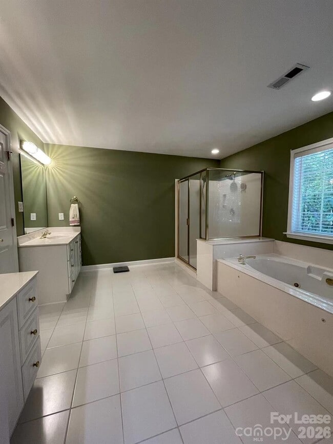 Building Photo - 6025 Oakridge Ct
