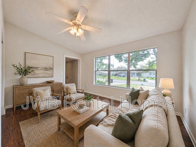 Building Photo - 2050 Monteau Dr