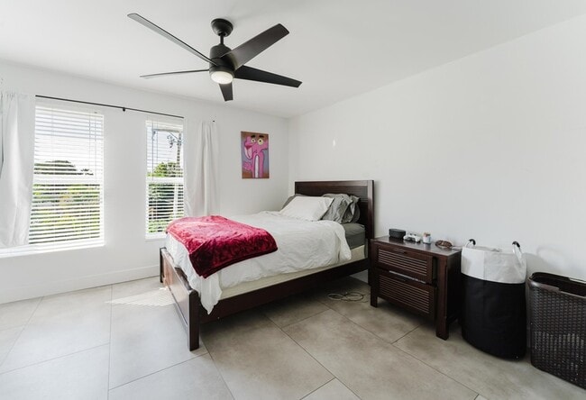 Building Photo - 800 E Camino Real