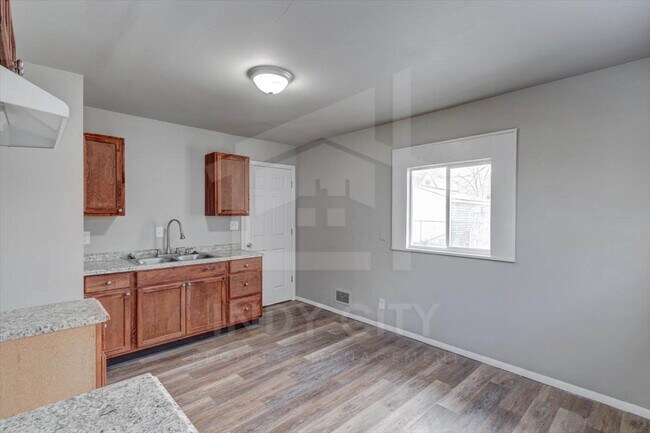 Building Photo - 750 S Dequincy St