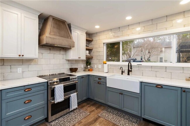 Building Photo - 1960 Variations Dr NE