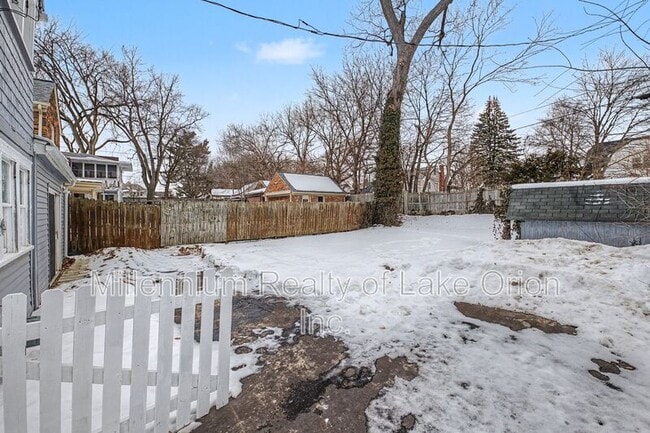 Building Photo - 52 E Iroquois Rd