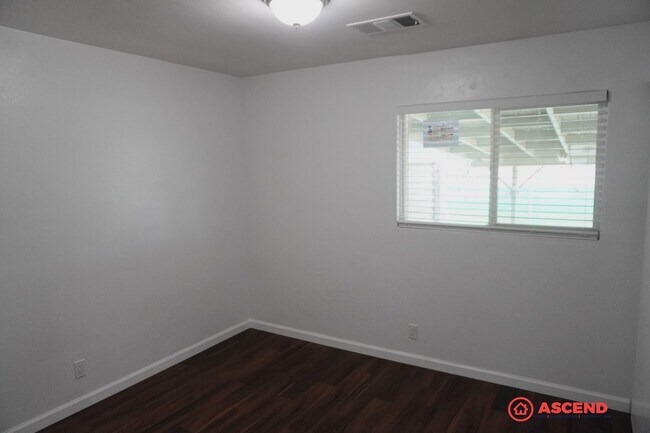 Building Photo - Home in Southeast Bakersfield!