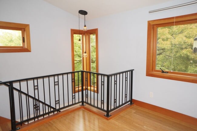 Building Photo - Amazing two bedroom sellwood beauty!