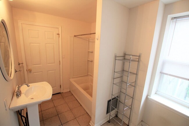Building Photo - Beautiful 2-bedroom 1 bath is located in booming Brewery Town