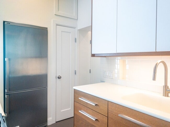 Building Photo - 1Bed/1Bath! Parking! Laundry! Garden! Pet! PROGRESSIVE